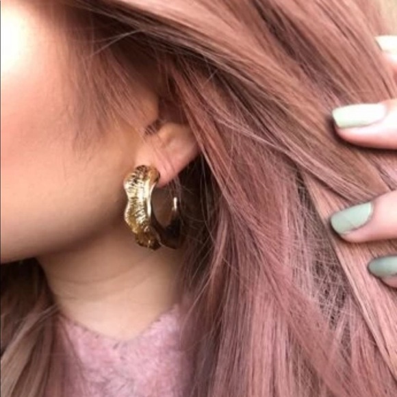 Gold moon shaped earrings - Picture 4 of 4